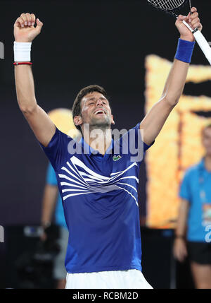 Melbourne, Australien. 15 Jan, 2018. Novak Djokovic aus Serbien feiert nach den Herren singles gegen Mitchell Krueger der Vereinigten Staaten bei den Australian Open in Melbourne, Australien, Jan. 15, 2018. Credit: Bai Xuefei/Xinhua/Alamy leben Nachrichten Stockfoto