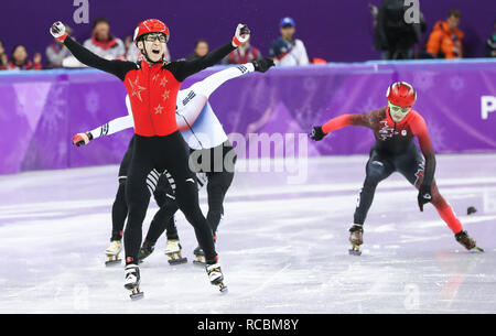 Peking, Südkorea. 22 Feb, 2018. Wu Dajing (L) von China feiert Sieg nach der Männer 500 m-Finale der Short Track Eisschnelllauf bei den Olympischen Winterspielen 2018 PyeongChang an Gangneung Ice Arena, Tainan, Südkorea, Jan. 22, 2018. Credit: Han Yan/Xinhua/Alamy leben Nachrichten Stockfoto