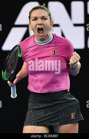 Melbourne, Australien. 15 Jan, 2018. Simona Halep von Rumänien reagiert während der Damen gegen Kaia Kanepi Estlands bei den Australian Open in Melbourne, Australien, Jan. 15, 2018. Credit: Bai Xue/Xinhua/Alamy leben Nachrichten Stockfoto