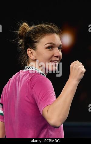 Melbourne, Australien. 15 Jan, 2018. Simona Halep von Rumänien reagiert während der Damen gegen Kaia Kanepi Estlands bei den Australian Open in Melbourne, Australien, Jan. 15, 2018. Credit: Bai Xue/Xinhua/Alamy leben Nachrichten Stockfoto