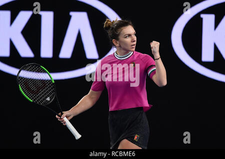 Melbourne, Australien. 15 Jan, 2018. Simona Halep von Rumänien reagiert während der Damen gegen Kaia Kanepi Estlands bei den Australian Open in Melbourne, Australien, Jan. 15, 2018. Credit: Bai Xue/Xinhua/Alamy leben Nachrichten Stockfoto