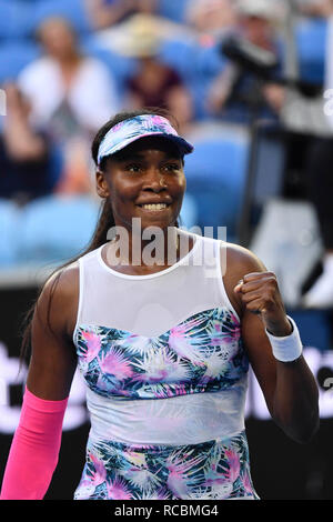 Melbourne, Australien. 15 Jan, 2018. Venus Williams aus den Vereinigten Staaten reagiert während der Damen gegen Mihaela Buzarnescu Rumäniens bei den Australian Open in Melbourne, Australien, Jan. 15, 2018. Credit: Bai Xue/Xinhua/Alamy leben Nachrichten Stockfoto