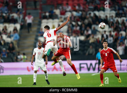 Januar 15, 2019: Saeed Murjan von Jordanien und Mohammed Bassim von Palästina Herausforderung für die Kugel während Palästina v Jordanien an der Mohammed Bin Zayed Stadion in Abu Dhabi, Vereinigte Arabische Emirate, AFC Asian Cup, asiatische Fußball-Meisterschaft. Ulrik Pedersen/CSM. Stockfoto