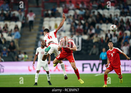 Januar 15, 2019: Saeed Murjan von Jordanien und Mohammed Bassim von Palästina Herausforderung für die Kugel während Palästina v Jordanien an der Mohammed Bin Zayed Stadion in Abu Dhabi, Vereinigte Arabische Emirate, AFC Asian Cup, asiatische Fußball-Meisterschaft. Ulrik Pedersen/CSM. Stockfoto