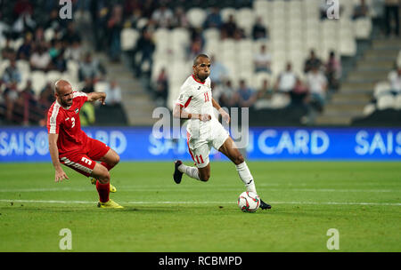 Januar 15, 2019: yaseen Al-Bakhit Jordanien vorbei Mohammed Bassim von Palästina in Palästina v Jordanien an der Mohammed Bin Zayed Stadion in Abu Dhabi, Vereinigte Arabische Emirate, AFC Asian Cup, asiatische Fußball-Meisterschaft. Ulrik Pedersen/CSM. Stockfoto