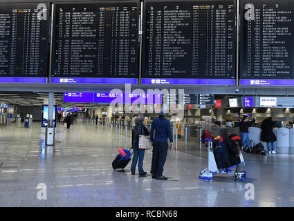 Berlin, Deutschland. 15 Jan, 2019. Passagiere Informationen über elektrische Bildschirme am Frankfurt Airport in Frankfurt, Deutschland, Jan. 15, 2019. Folgende Streiks und zu ernsten Störungen des Luftverkehrs der letzten Woche, Deutschlands zweitgrößte Gewerkschaft ver.di auf Sicherheit Mitarbeiter an acht deutschen Flughäfen aufgerufen auf Streik Im Tarifkonflikt fort zu gehen, die Union am Montag bekannt. Der Warnstreik wird am Dienstag beginnen und die Flughäfen Frankfurt am Main, München, Hamburg, Hannover, Bremen, Leipzig/Halle, Dresden und Erfurt. Credit: Lu Yang/Xinhua/Alamy leben Nachrichten Stockfoto