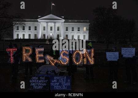 Washington, District of Columbia, USA. 12 Jan, 2019. Die Demonstranten halten beleuchteten Buchstaben Anzeichen dafür, dass Lesen 'Verrat', während außerhalb des Weißen Hauses protestieren während des partiellen Government Shutdown in Washington, DC, USA, am Samstag, Jan. 12, 2019. Credit: Alex Edelman/ZUMA Draht/Alamy leben Nachrichten Stockfoto