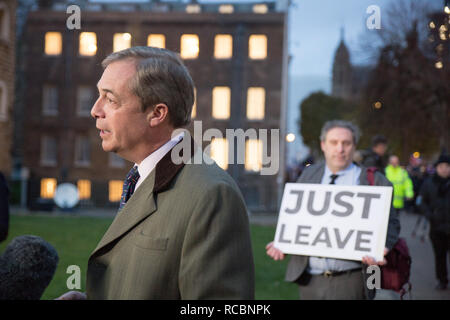London, Großbritannien. 15. Januar, 2019. Nigel Farage spricht mit den Medien auf College Green Credit: George Cracknell Wright/Alamy leben Nachrichten Stockfoto