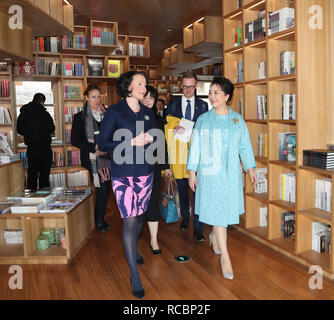 (190112) - Peking, Jan. 15, 2019 (Xinhua) - Peng Liyuan (R, vorne), die Frau des chinesischen Staatspräsidenten Xi Jinping, besucht eine Show inklusive Lesung und musikalische Darbietungen mit Jenni Haukio, Frau des finnischen Präsidenten Sauli Niinisto, in Peking, der Hauptstadt von China, Jan. 15, 2019. (Xinhua / Ding Lin) Stockfoto