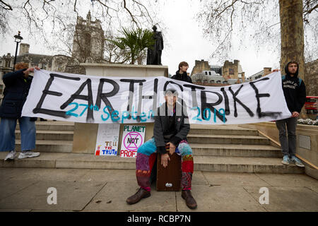 London, Großbritannien. - 15 Jan 2019: Anhänger der Erde, einer basisdemokratischen Umwelt activisit Bewegung, die im Parlament die Kampagne für einen allgemeinen Streik am 27. September gezeigt. Credit: Kevin J. Frost-/Alamy leben Nachrichten Stockfoto