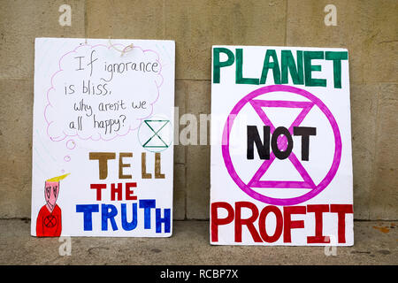 London, Großbritannien. - 15.01.2019: Plakate aus Erde, einer basisdemokratischen Umwelt activisit Bewegung, die im Parlament für einen allgemeinen Streik am 27. September gezeigt. Credit: Kevin J. Frost-/Alamy leben Nachrichten Stockfoto