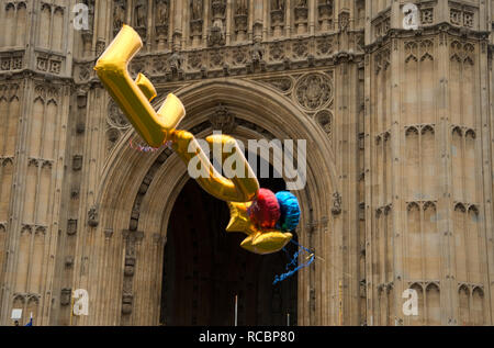 Westminster, London, Großbritannien. 15. Januar 2019. Demonstrationen außerhalb der Häuser des Parlaments als MPS Abstimmung über PM Theresa's kann Brexit beschäftigen. Ballons in Form der Buchstaben 'E' und 'U' float vor St Stephen's Gate, das Parlament Credit: Jenny Matthews/Alamy leben Nachrichten Stockfoto