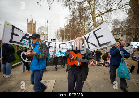 London, Großbritannien. - 15.01.2019: Musiker führen einen Marsch auf die Anhänger der Erde, einer basisdemokratischen Umwelt activisit Bewegung, eine Kampagne für einen allgemeinen Streik am 27. September zum Start. Credit: Kevin J. Frost-/Alamy leben Nachrichten Stockfoto