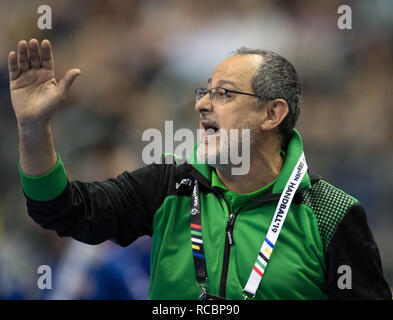 15 Januar 2019, Berlin: Handball: WM, Russland - Brasilien, Vorrunde, Gruppe A, 4.Spieltag. Brasilien coach Silva Washington gibt Anweisungen. Foto: Soeren Stache/dpa Stockfoto