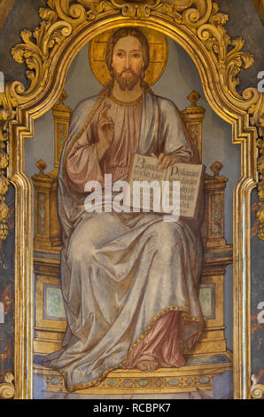 Prag, tschechische Republik - Oktober 13, 2018: Die Malerei von Jesus der Lehrer auf dem Hauptaltar der Kirche Kostel Svatého Mikuláše Stockfoto