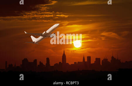 Passagierflugzeug landet während einer Flughafen New York fantastischen Sonnenaufgang. Stockfoto