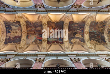 Prag, tschechische Republik - 18. Oktober 2018: Die deckenfresken aus dem Leben der Jungfrau Maria in der Kirche Basilika Svatého Jakuba Většího (Jakobus) Stockfoto