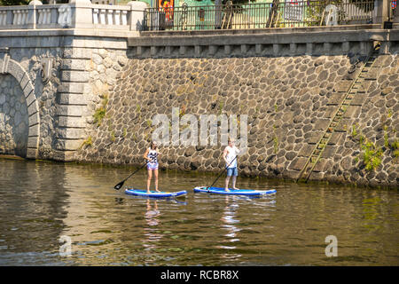 Prag, tschechische Republik - Juli 2018: zwei Personen Paddle Boarding an der Moldau in Prag. Stockfoto