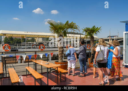 Prag, tschechische Republik - Juli 2018: die Gruppe von Menschen, die darauf warten, um eine Stadtbesichtigung oder einen Fluss Bootsfahrt auf der Moldau board in Prag. Stockfoto