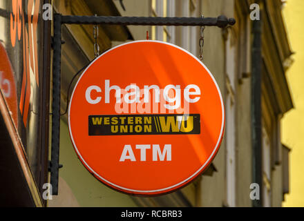 Prag, tschechische Republik - Juli 2018: Schild vor dem Eingang einer Bureau de Change Shop im Stadtzentrum Prags. Das Schild hat eine Western Union Logo. Stockfoto