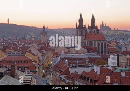 Prag - die Stadt mit der Kirche der Muttergottes vor dem Teyn und Schloss mit dem Dom im Hintergrund in der Abenddämmerung. Stockfoto