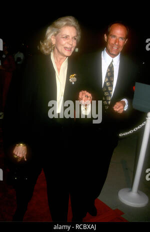 Lauren Bacall Schauspielerin Usa 1993 Mit Sohn Sam Robards Bei Einem Besuch In Stockholm Schweden Stockfotografie Alamy