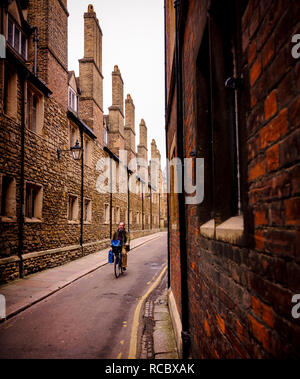 Ein Radfahrer auf Trinity Lane im Zentrum von Cambridge, Großbritannien. Stockfoto