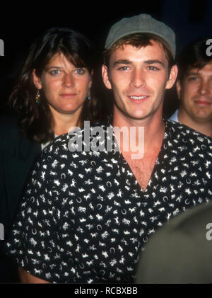 BEVERLY HILLS, Ca - 31. August: Schauspieler Luke Perry nimmt an HBO' und spielte die Band auf "Screening am 31. August 1993 an der Akademie Theater in Beverly Hills, Kalifornien. Foto von Barry King/Alamy Stock Foto Stockfoto