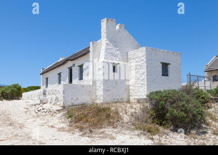 Alte weiß getünchten Häuschen in das malerische Fischerdorf Arniston, Agulhas, Western Cape, Südafrika, einem beliebten Reiseziel Stockfoto