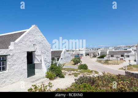 Traditionellen, weiß getünchten Häuschen in das malerische Fischerdorf Arniston, Agulhas, Western Cape, Südafrika, einem beliebten Reiseziel Stockfoto