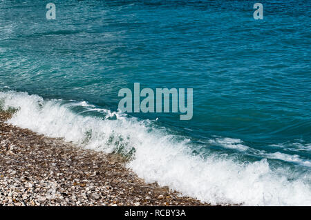 Wellen am griechischen Strand Stockfoto