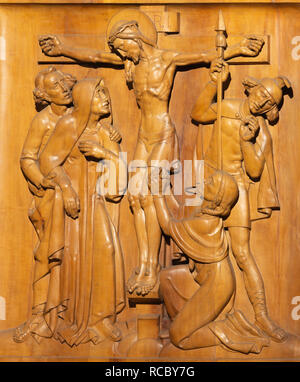 Prag, tschechische Republik - 15. Oktober 2018: Die aus Holz geschnitzte Relief von Cricifixion in Kirche Basilika svatého Petra eine Pavla na Vyšehrade von 20 Prozent. Stockfoto