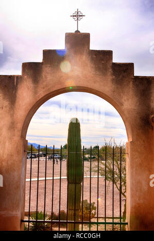 Torbogen am San Xavier del Bac Mission in Tucson AZ Stockfoto