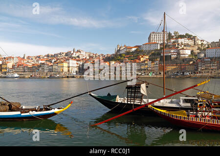 Bunte Porto Ribeira in einem schönen Frühlingstag zu sehen, den Fluss Douro und traditionellen rabelo Boote Stockfoto