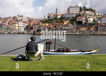 Porto, Portugal - 26. Mai 2012: Ribeira do Porto als vom gegenüberliegenden Ufer des Douro Flusses, der Partnerstadt von Vila Nova de Gaia gesehen, sehen in der Stockfoto