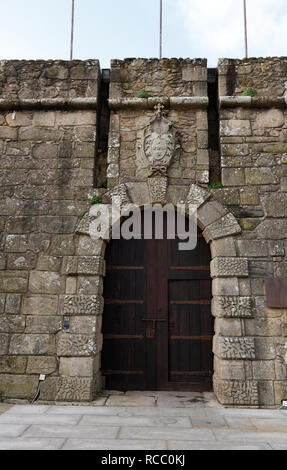 Alte hölzerne browm Tür oder das Fort St. John in Vila do Conde in der Nähe von Porto in Portugal, eine militärische Bau des sechzehnten Jahrhunderts, deren Funktion Stockfoto