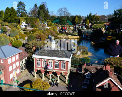 Blick auf das Rathaus im Bekonscot Model Village, Beaconsfield, Buckinghamshire, Großbritannien Stockfoto