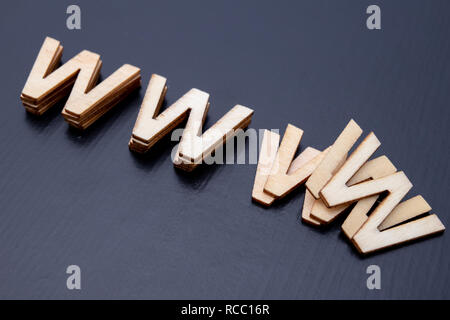 Die Inschrift ist von Buchstaben aus Holz auf dem Tisch cut angeordnet. Das Wort steuern. Der dunkle Hintergrund. Stockfoto