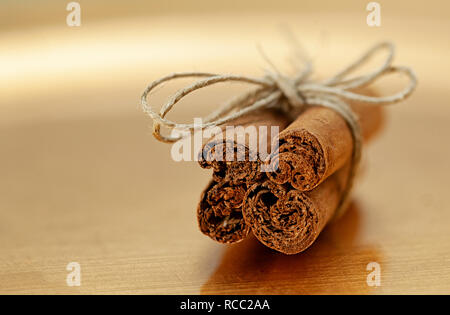 Bündel von Cinnamon Stick auf goldenen Tisch. Stockfoto
