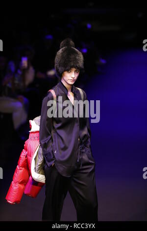 Berlin, Deutschland. 14 Jan, 2019. Modelle auf dem Laufsteg mit den Herbst/Winter 2019/20 Kollektion des Designers Bogner bei der Mercedes Benz Fashion Week im E-Werk in Berlin-Mitte. Quelle: Simone Kuhlmey/Pacific Press/Alamy leben Nachrichten Stockfoto