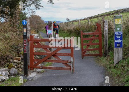 Radfahren in Irland mit Radfahrer auf einem Greenway, der Great Western Greenway von Westport nach Achill Island im County Mayo, Radfahrer bei Derrada. Stockfoto