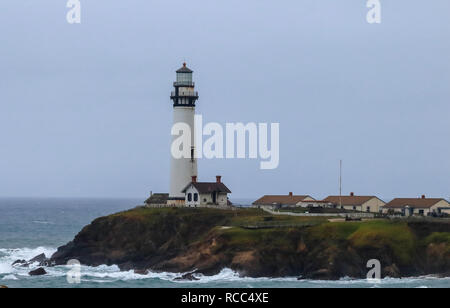 Pigeon Point Lighthouse in Pescadero, Kalifornien in an einem bewölkten nebligen Wintertag Stockfoto