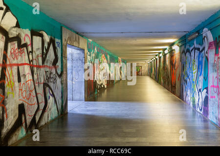 Prag, tschechische Republik - 16. Oktober 2018: Das Graffiti in der Nähe der U-Bahn. Stockfoto
