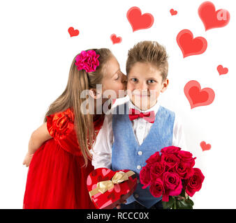 Saint Valentine's Day. Hübsches Mädchen mit roten Kleid küssen ein Gentleman Boy mit blauer Weste, Red Butterfly Krawatte, rote Rosen Schaufel und herzförmige Geschenk b Stockfoto