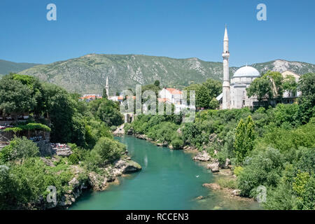 Bosnien und Herzegowina Mostar - Juni 2018: Die Koski Mehmed Pascha Moschee wie von der alten Brücke aus gesehen. Im Wesentlichen wieder aufgebaut nach dem Krieg, 1618, gewölbte Moschee hat ein Stockfoto