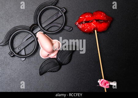 Bunte foto Männer Gläser und Schnurrbärte, Frauen Lippen auf schwarzen Hintergrund, Nahaufnahme Stockfoto