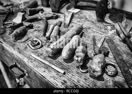 Detail der Holz- Zähler von einem Schuhmacher. Stockfoto