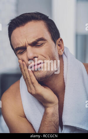 Traurig, unglücklich Mann leidet unter Zahnschmerzen Stockfoto