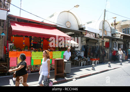 Tel Aviv, Israel - 7 Juni, 2013: die Menschen Einkaufen in der Altstadt von Jaffa, Tel Aviv, Israel Stockfoto