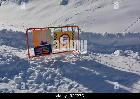 Lawinengefahr unterzeichnen. Geschlossenen Straße wegen Lawinengefahr in den österreichischen Alpen. Massive Schneefälle in Mitteleuropa. Stockfoto